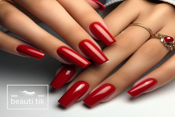 کاشت ناخن قرمز شیک؛ سادگی با طعم جذابیت