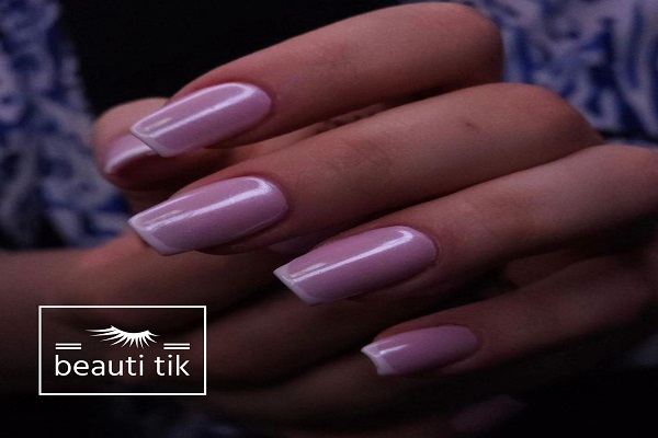 چه عواملی روی قیمت کاشت ناخن در تهران تاثیر می‌ذارن؟