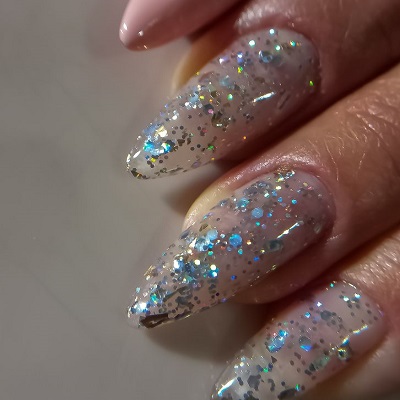 کاشت ناخن اکلیلی